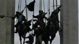 Na moment ustawiania rzeźb inicjatorzy budowy pomnika zaprosili do Wolicy Śniatyckiej dziennikarzy i zorganizowali konferencję prasową, aby oficjalnie zaprosić wszystkich na uroczystości 27 i 28 sierpnia