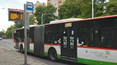 Wyświetlacze na przystankach wskazują błędne godziny odjazdów autobusów i trolejbusów