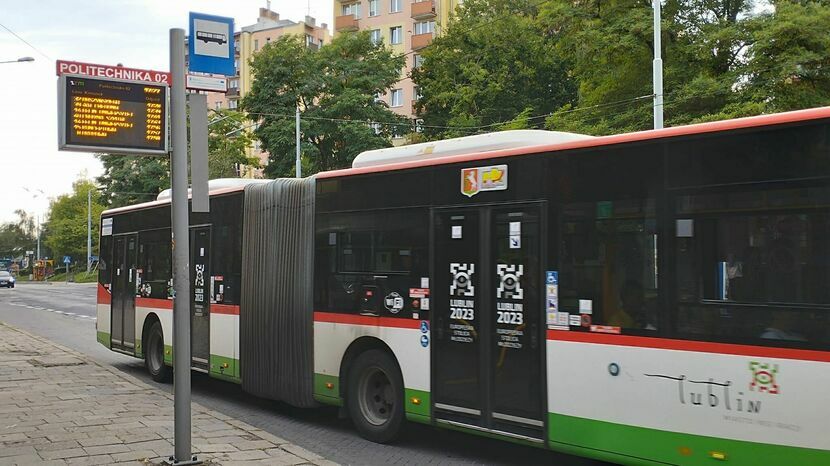Wyświetlacze na przystankach wskazują błędne godziny odjazdów autobusów i trolejbusów