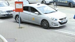 Gablotka ze starym schematem znajduje się tuż przy głównym wyjściu z dworca