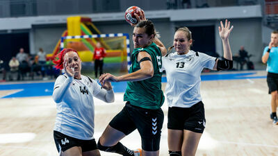 Kinga Achruk (z piłką) została MVP turnieju w hali Globus

