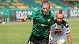 Anna Zając (w zielonym stroju) była gwiazdą sobotniej rywalizacji z Medykiem Konin

