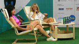 Wyluzowana Grażyna Torbicka na leżaku, czyli Dwa Brzegi w Kazimierzu Dolnym