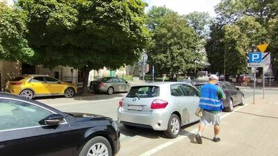 Na ul. Jasnej kierowcy parkujący legalnie na wyznaczonych miejscach płacą za postój i są sprawdzani przez kontrolera Strefy Płatnego Parkowania. Ci, którzy zostawiają samochód tuż na chodniku po lewej stronie jezdni, poza wyznaczonymi miejscami, nie dość, że nie płacą za parkowanie, to nie muszą się obawiać mandatu od Straży Miejskiej, przynajmniej na razie