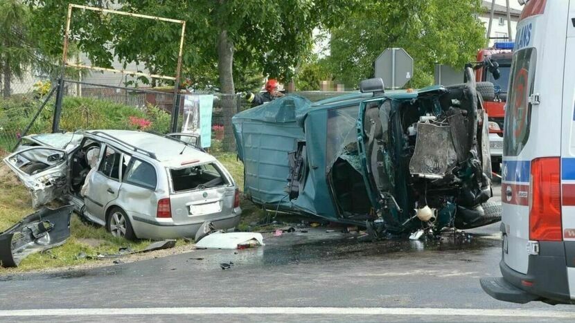 Niedawny wypadek w powiecie opolskim: 11 osób trafiło do szpitala po wypadku spowodowanym przez kierowcę busa. Obywatel Ukrainy nie ustąpił pierwszeństwa kierującej skodą