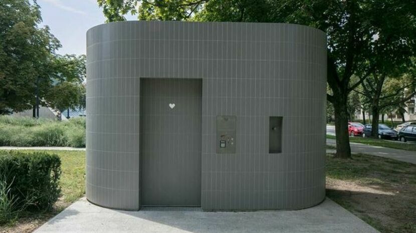 Klub Białej Samorządowej wnioskował o automatyczne toalety publiczne w mieście