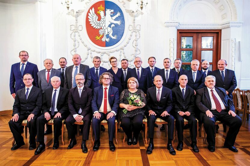 Z samorządem powiatowym Ewa Zybała (siedzi w pierwszym rzędzie) jednak się nie żegna, bo wciąż będzie radną
