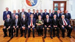 Z samorządem powiatowym Ewa Zybała (siedzi w pierwszym rzędzie) jednak się nie żegna, bo wciąż będzie radną