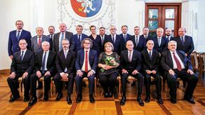 Z samorządem powiatowym Ewa Zybała (siedzi w pierwszym rzędzie) jednak się nie żegna, bo wciąż będzie radną