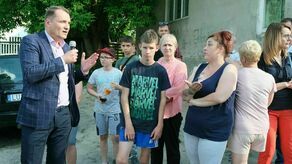 Artur Szymczyk, zastępca prezydenta Lublina, podczas spotkania z mieszkańcami budynków komunalnych przy ul. Turystycznej 3, 3a.