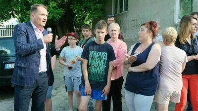 Artur Szymczyk, zastępca prezydenta Lublina, podczas spotkania z mieszkańcami budynków komunalnych przy ul. Turystycznej 3, 3a.