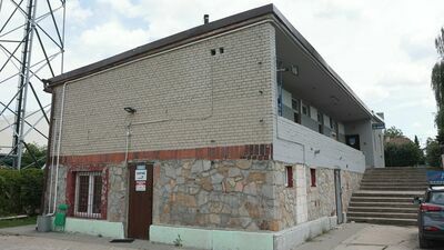 Istniejący budynek ma być wyremontowany, obok ma być dobudowana nowa część