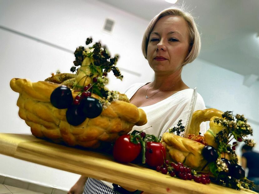 Agata Radzik prezentuje jedno z konkursowych dań: kotleciki z kaszy gryczanej podane w koszyczkach z ciasta