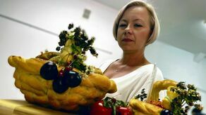 Agata Radzik prezentuje jedno z konkursowych dań: kotleciki z kaszy gryczanej podane w koszyczkach z ciasta