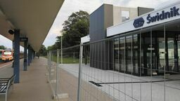Nowy dworzec, teoretycznie już gotowy, jest otoczony ogrodzeniem i niedostępny dla pasażerów
