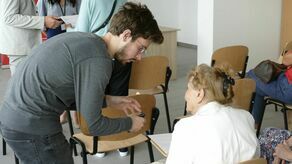 Damian Głos, specjalista od wdrażania i pracownik działu obsługi klienta Sidly uczył opolskich seniorów jak korzystać z opaski 