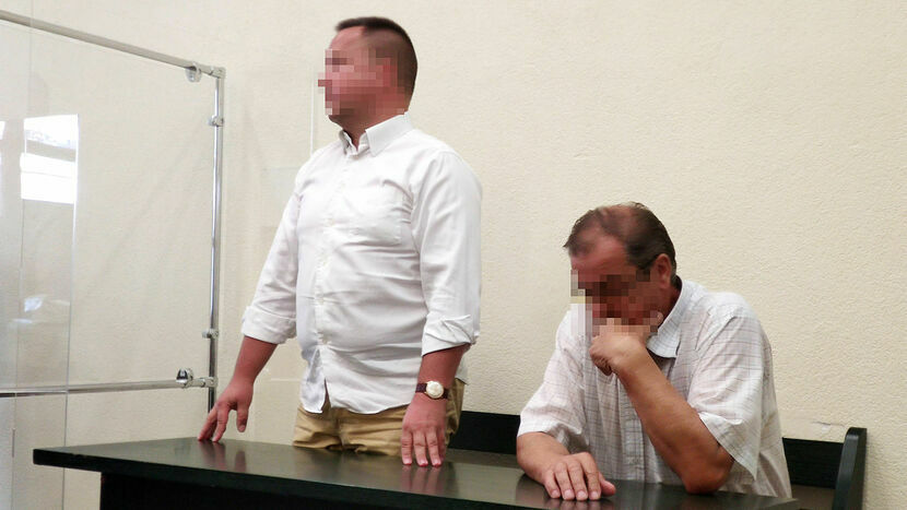 Oskarżony Tomasz A. (po lewej) wczoraj przeprosił Dariusza Grudnia. Ale chwilę wcześniej nazwał go awanturnikiem i krzykaczem