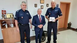 Urządzenie zakupione z budżetu powiatu kraśnickiego odebrał od starosty kraśnickiego Andrzeja Rolli, komendant powiatowy policji w Kraśniku mł. insp. Jacek Figiel wraz ze swoim zastępcą mł. insp. Andrzejem Ciołkiem.