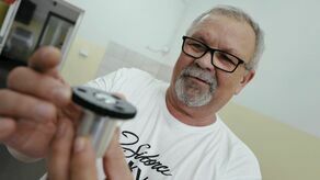 Nasz dystrybutor amerykański powiedział: zróbcie mi gramofon za 100 tysięcy dolarów, bo wszyscy mówią mi na targach, że ceny „J. Sikora Turntables” to jest dumping. Zrobię – mówi Janusz Sikora