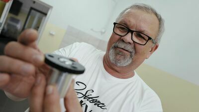 Nasz dystrybutor amerykański powiedział: zróbcie mi gramofon za 100 tysięcy dolarów, bo wszyscy mówią mi na targach, że ceny „J. Sikora Turntables” to jest dumping. Zrobię – mówi Janusz Sikora