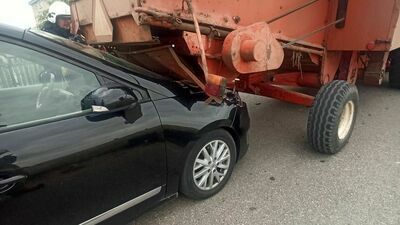 Samochodem wbił się w kombajn