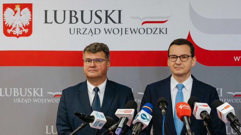 Maciej Wąsik, wiceminister spraw wewnętrznych i administracji, i premier Mateusz Morawiecki
