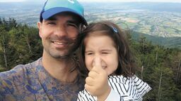 Zbiórka pieniędzy na lek dla Niny Słupskiej trwała 9 miesięcy. Cała sumę – 9 mln zł – udało się zebrać 11 sierpnia 2021. Na zdjęciu Nina z tatą. Rok po podaniu leku