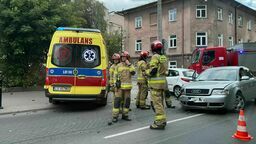 Zderzenie dwóch osobówek, jedno auto wpadło na latarnię. Jest poszkodowany i są utrudnienia [zdjęcia]