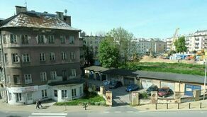 W „wuzetkach” określono również minimalną liczbę miejsc postojowych towarzyszących nowej zabudowie. Inwestor, choćby chciał, nie może zbudować mniej parkingów.