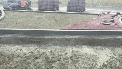 Uskok przy wjeździe na podwórko jest naprawdę "imponujący".