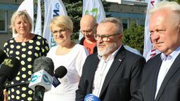 Związkowcy z Zakładów Azotowych wraz z politykami Lewicy, Waldemarem Kowalczykiem i posłem Jackiem Czerniakiem, apelowali do rządu o rozwiązanie problemu gazowego i pomoc dla branży chemicznej