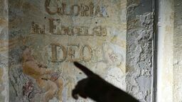 Kilkaset lat temu ktoś zamalował polichromie zdobiące ołtarz