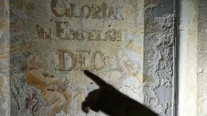 Kilkaset lat temu ktoś zamalował polichromie zdobiące ołtarz