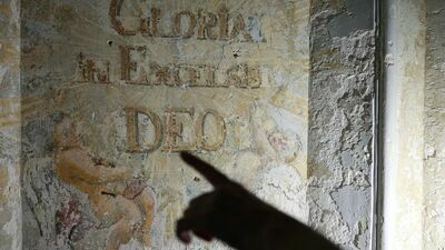 Kilkaset lat temu ktoś zamalował polichromie zdobiące ołtarz