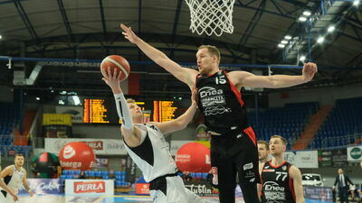 Klavs Cavars (w czarnym stroju) w nowym sezonie będzie bronił barw Polskiego Cukru Pszczółka Start Lublin

