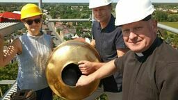 Złocona kula w której schowano kapsułę czasu - jest w niej także Dziennik Wschodni. Barbara Stolarz (LWKZ), inspektor nadzoru Michał Karwatowski i ks. Tomasz Lis

 