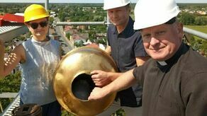 Złocona kula w której schowano kapsułę czasu - jest w niej także Dziennik Wschodni. Barbara Stolarz (LWKZ), inspektor nadzoru Michał Karwatowski i ks. Tomasz Lis

 