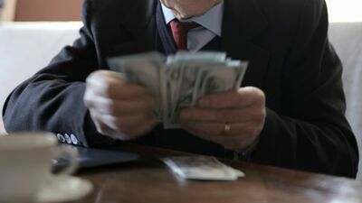 Emeryt z woj. lubelskiego ma 77,5 mln zł długu!