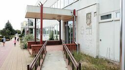 Nieruchomość znajduje się u zbiegu ulic Wyszyńskiego 15 i Spółdzielczej 4 w Świdniku. W pierwszym budynku (ma trzy kondygnacje nadziemne i jedną podziemną) do grudnia 2017 r. mieściła się siedziba Urzędu Miasta Świdnik. Budynek ten jest połączony łącznikiem z drugim budynkiem parterowym, w którym do końca 2017 r. funkcjonował Urząd Stanu Cywilnego, obradowała Rada Miasta Świdnik. Obecnie jest tam punkt bankowy