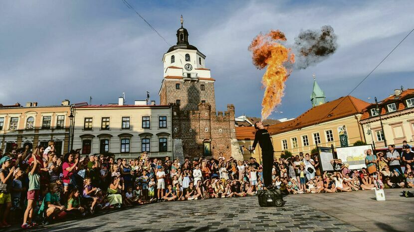 Tylko w lipcu, jak ogłosił Urząd Miasta, do Lublina przyjechało 92 tys. turystów z kraju. Wielu z nich przyciągnęły do miasta letnie festiwale: Inne Brzmienia oraz Carnaval Sztukmistrzów.
