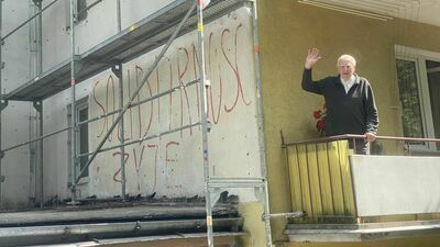 Marian Cyrankiewicz w bloku, na którym ktoś, prawdopodobnie w 1982 roku, a więc w stanie wojennym, namalował ten napis, mieszka od 1963 roku. Ale kto mógł to zrobić – tego nie wie