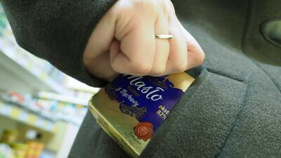 Jedna z sieci handlowych w specjalny sposób przed kradzieżą zabezpiecza masło