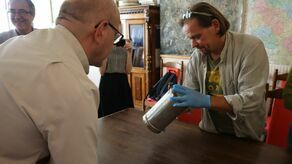 Komisyjne otwarcie puszki i oględziny zawartości kapsuły czasu odbyło się w zamojskiej delegaturze WUKZ.