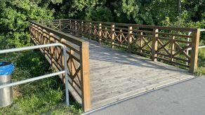 Otoczenie zalewu zmieniło się na korzyść, ale to i owo jest do poprawy. Na pewno trzeba przeprowadzić konserwację wszystkich elementów drewnianych. Miasto wciąż liczy, że wykonawca się z tego wywiąże