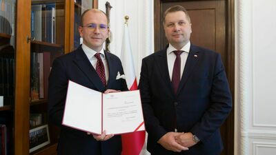 Dawid Kostecki, rocznik 1990, nie zagrzał długo miejsca ani w starostwie łęczyńskim ani w RZGW. Na zdjęciu z ministrem edukacji i nauki Przemysławem Czarnkiem 