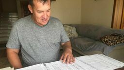 – Jeszcze za cara chłopi mieli prawo wypasać bydło na pańskich łąkach, a z lasu mieli dostawać konkretne ilości surowca tartacznego, żerdzi, drewna opałowego, a według potrzeb pobierać piasek i glinę. Zasada była taka, że to miało służyć do utrzymania albo naprawy budynków – opowiada Jan Pacyk