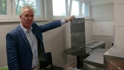 W jednym z domów studenta Politechniki Lubelskiej trwa wakacyjny remont. Postęp prac sprawdza Mirosław Żuber, kanclerz uczelni