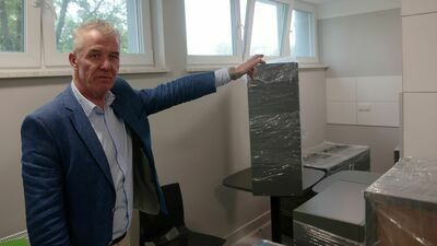 W jednym z domów studenta Politechniki Lubelskiej trwa wakacyjny remont. Postęp prac sprawdza Mirosław Żuber, kanclerz uczelni