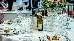 Koniec końców obie pary znalazły zastępcze lokale, w których odbyły się wesela