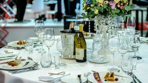 Koniec końców obie pary znalazły zastępcze lokale, w których odbyły się wesela